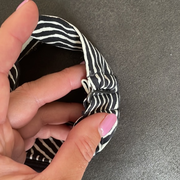 Never worn Billabong bikini top. White and black size small - Picture 8 of 12